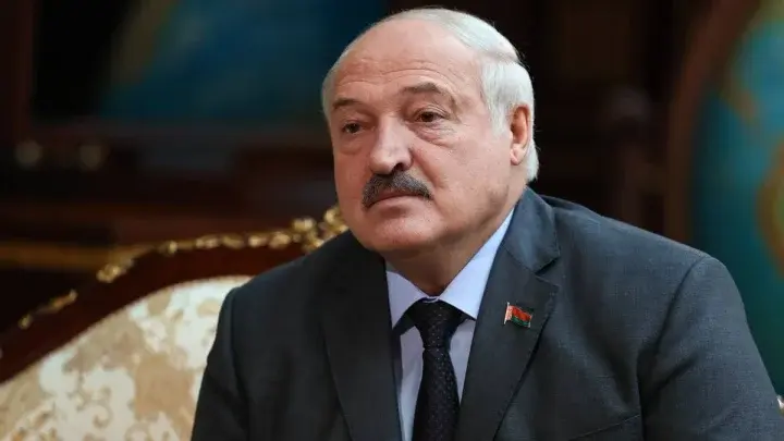 Лукашенко помиловал 52 заключённых. Они уехали из Белоруссии на двух автобусах