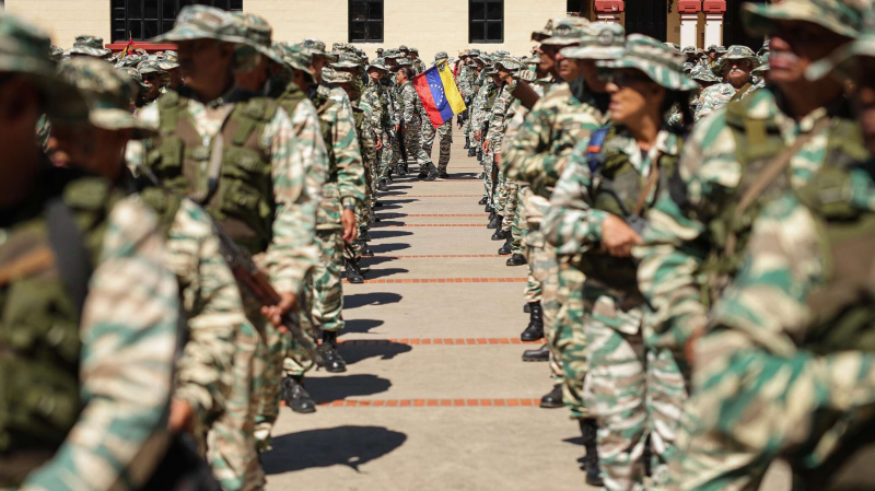 Мадуро приказал мобилизовать 25 тысяч военных