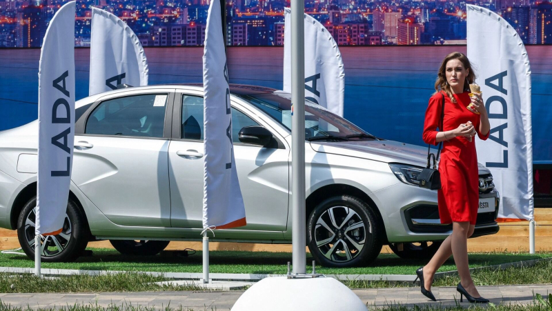 Никто не хочет покупать Lada Vesta. Причины обвала продаж у АвтоВАЗа в августе-2025