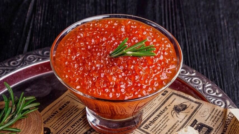 От моря до банки: почему лососевая икра снова дорожает