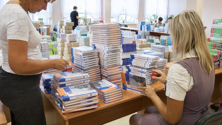 В Минпросвещения оценили вероятность перехода на электронные учебники