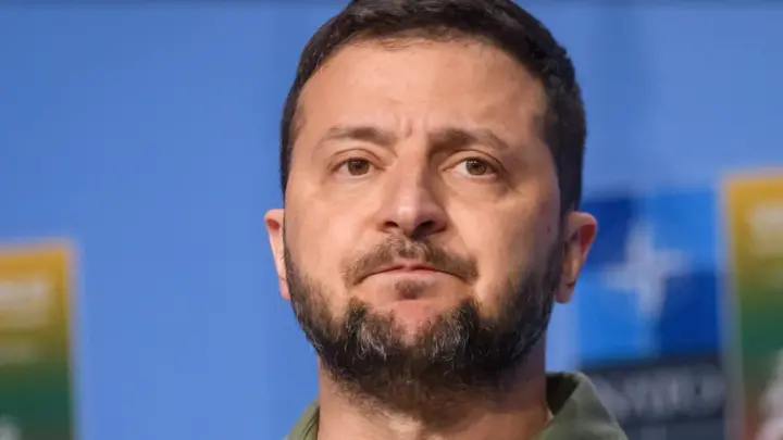 «Вы — по-умному, я — по-быстрому». Зеленский о конфузился в интервью неудачной шуткой