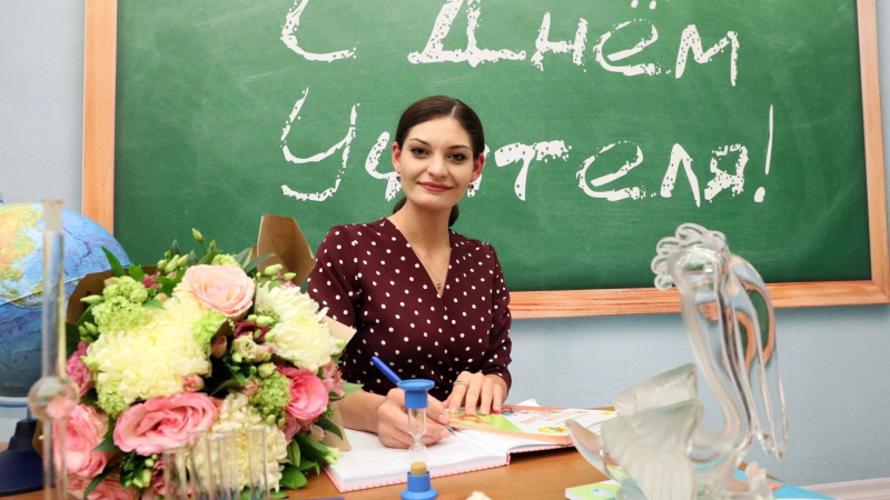 За гроши и на три ставки: почему учителя в Москве богаче учителей в других регионах?