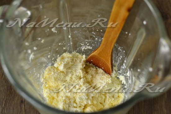 Смешать творог с содой 