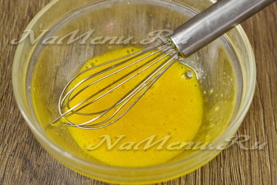 Взбить яйца 