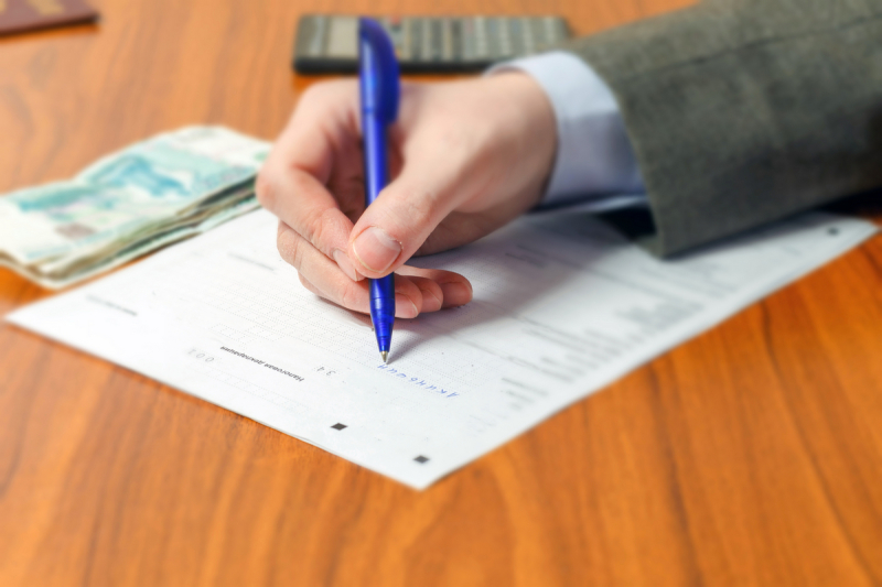 На доходы и расходы чиновников будут смотреть иначе: Путин подписал закон