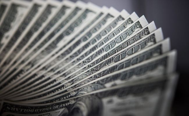 Узбекский фальшивомонетчик воссоздал доллар ножом — видео