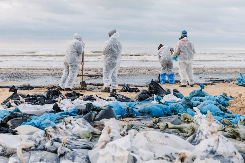 В Туапсе проведут работы по сбору нефтепродуктов в воде и на берегу