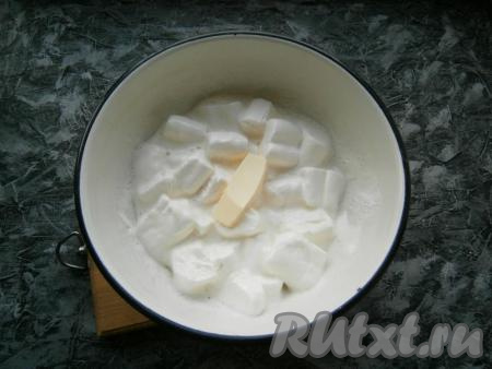 Растопить зефир, помешивая, на водяной бане (то есть в кастрюле большего объёма, чем миска с маршмеллоу, вскипятить воду, убавить огонь, поверх кастрюли поставить миску с маршмеллоу так, чтобы дно миски не касалось воды). Когда зефир начнет таять, добавить кусочек сливочного масла (грамм 10), перемешать.