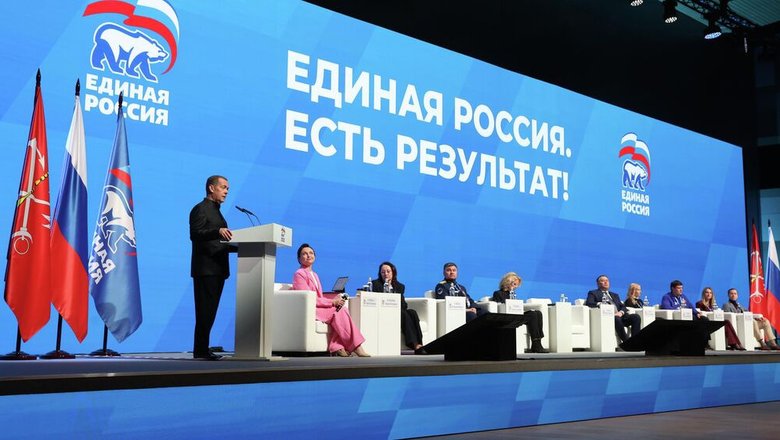 Медведев поздравил россиян с Днем Весны и Труда