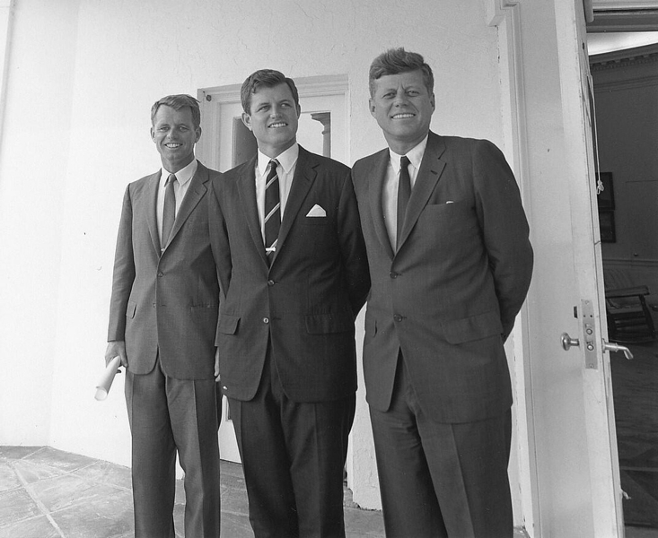 Братья Кеннеди: (слева направо) Роберт, Эдвард, Джон. 28 августа 1963 года