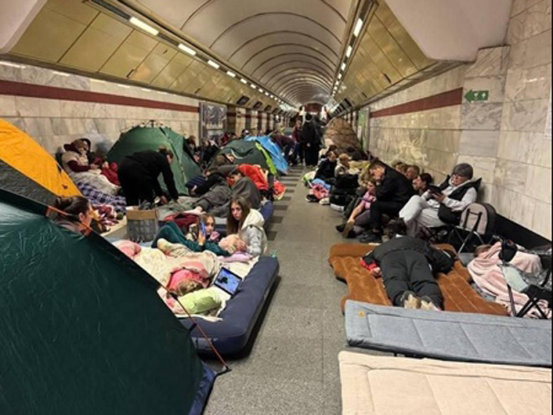 «Их выбор»: Киев и другие города Украины в огне, киевляне прячутся в метро «Их выбор»: Киев и другие города Украины в огне, киевляне прячутся в метро